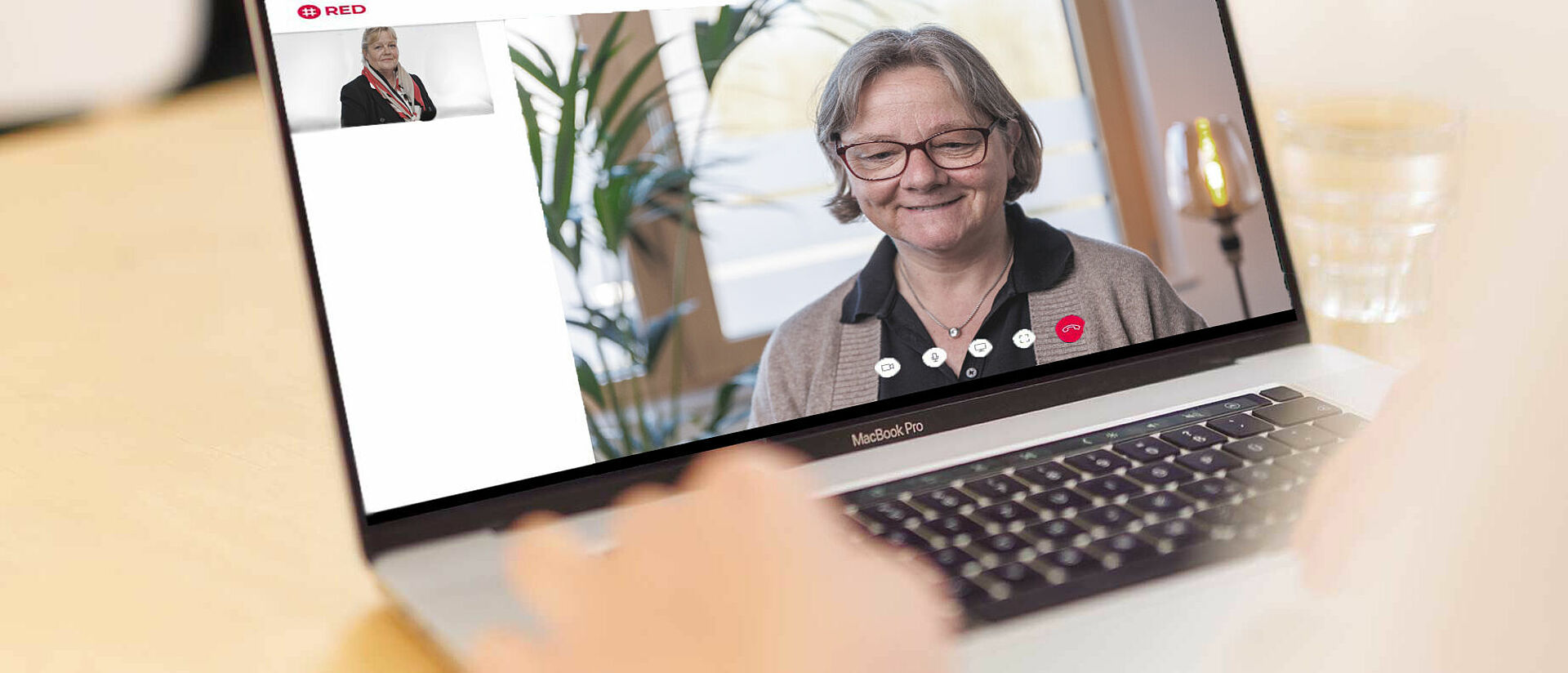Pflegeberatung per RED connect Videosprechstunde: Gespräch mit einem Berater am Laptop